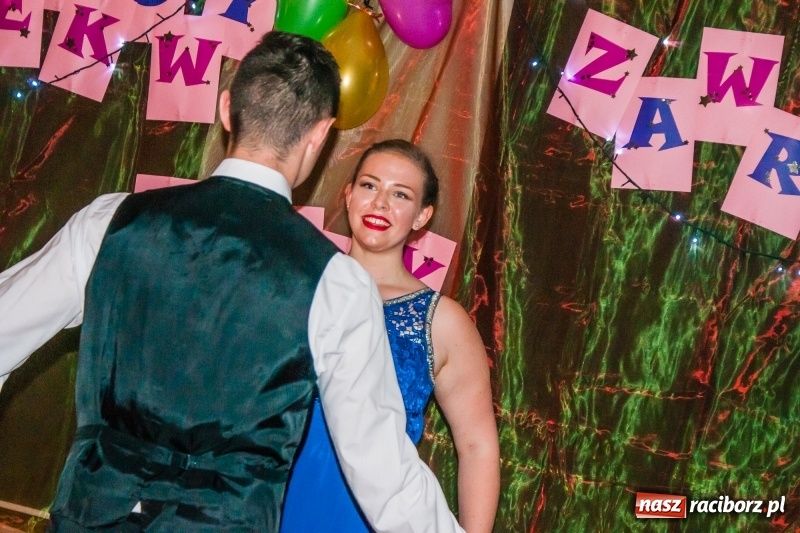 Zdjęcie w galerii na portalu naszraciborz.pl: Andrzejkowy zawrót głowy, czyli pokazy tańca towarzyskiego w MDK wiadomości z regionu