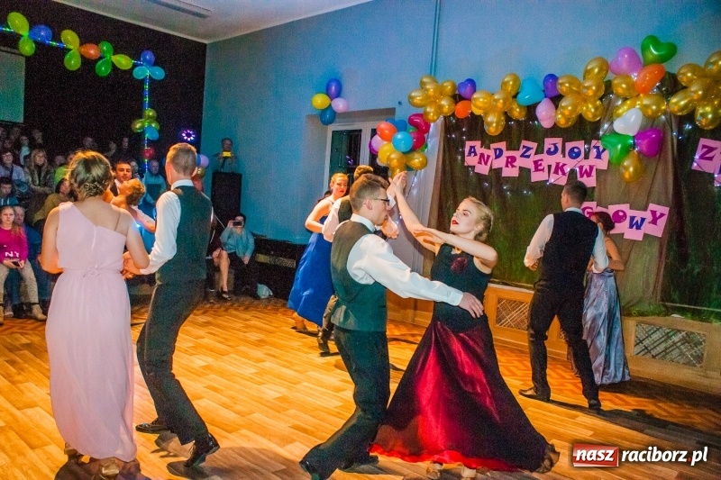 Zdjęcie w galerii na portalu naszraciborz.pl: Andrzejkowy zawrót głowy, czyli pokazy tańca towarzyskiego w MDK wiadomości z regionu