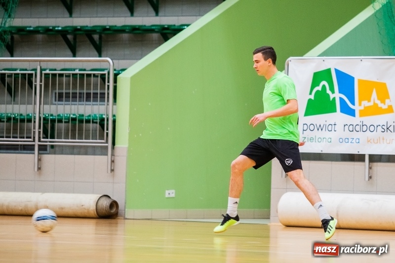Zdjęcie w galerii na portalu naszraciborz.pl: Piątek z Halową Ligą Piłki Nożnej wiadomości z regionu