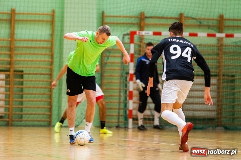 Zdjęcie w galerii na portalu naszraciborz.pl: Piątek z Halową Ligą Piłki Nożnej wiadomości z regionu