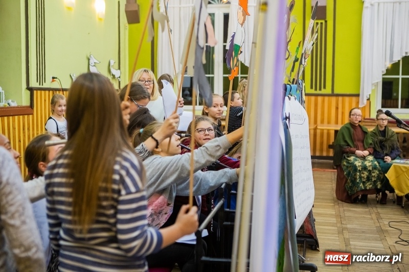 Zdjęcie w galerii na portalu naszraciborz.pl: Podsumowanie projektu Zapomniany świat starych bajek w DK Borucin wiadomości z regionu