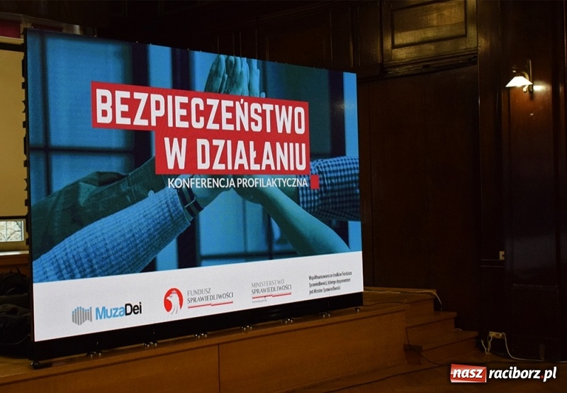 Zdjęcie w galerii na portalu naszraciborz.pl: Bezpieczeństwo w działaniu. Konferencja w I LO  wiadomości z regionu