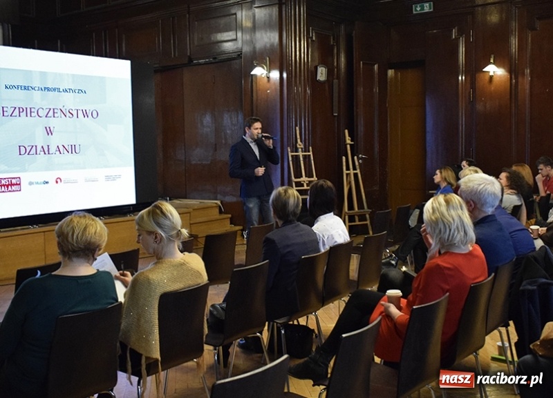 Zdjęcie w galerii na portalu naszraciborz.pl: Bezpieczeństwo w działaniu. Konferencja w I LO  wiadomości z regionu