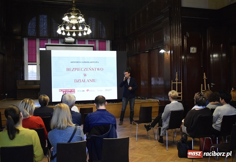 Zdjęcie w galerii na portalu naszraciborz.pl: Bezpieczeństwo w działaniu. Konferencja w I LO  wiadomości z regionu