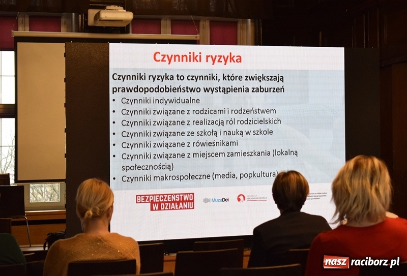 Zdjęcie w galerii na portalu naszraciborz.pl: Bezpieczeństwo w działaniu. Konferencja w I LO  wiadomości z regionu