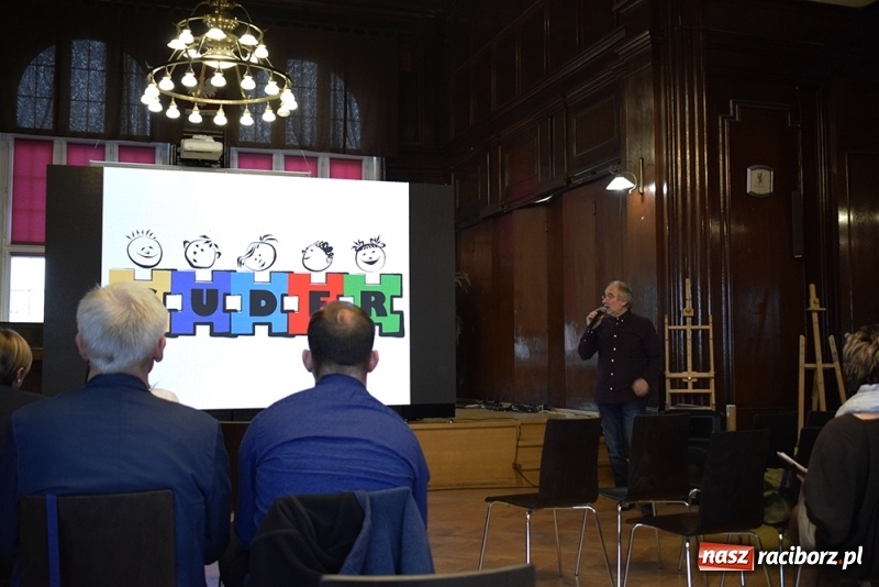 Zdjęcie w galerii na portalu naszraciborz.pl: Bezpieczeństwo w działaniu. Konferencja w I LO  wiadomości z regionu