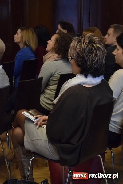 Zdjęcie w galerii na portalu naszraciborz.pl: Bezpieczeństwo w działaniu. Konferencja w I LO  wiadomości z regionu