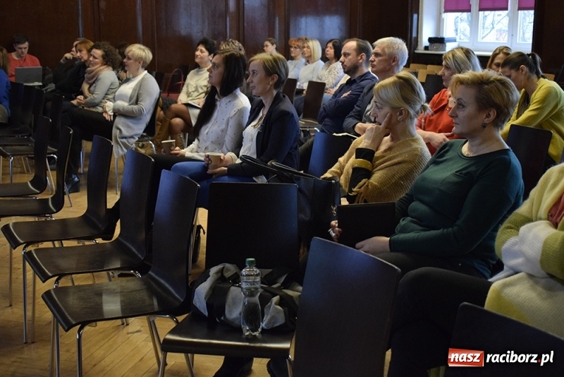 Zdjęcie w galerii na portalu naszraciborz.pl: Bezpieczeństwo w działaniu. Konferencja w I LO  wiadomości z regionu