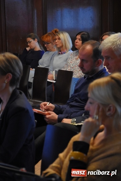 Zdjęcie w galerii na portalu naszraciborz.pl: Bezpieczeństwo w działaniu. Konferencja w I LO  wiadomości z regionu