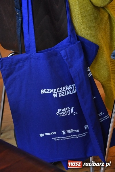 Zdjęcie w galerii na portalu naszraciborz.pl: Bezpieczeństwo w działaniu. Konferencja w I LO  wiadomości z regionu