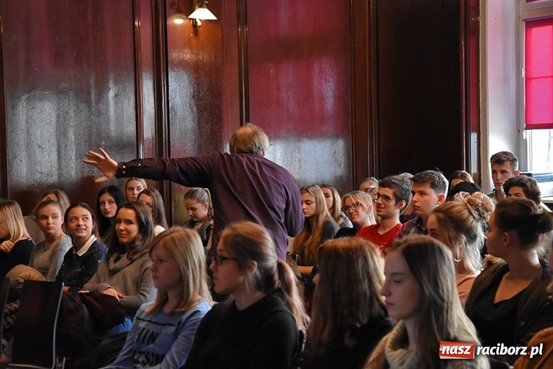 Zdjęcie w galerii na portalu naszraciborz.pl: Bezpieczeństwo w działaniu. Konferencja w I LO  wiadomości z regionu