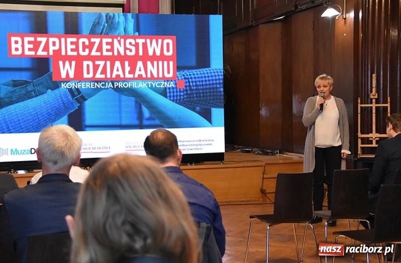 Zdjęcie w galerii na portalu naszraciborz.pl: Bezpieczeństwo w działaniu. Konferencja w I LO  wiadomości z regionu