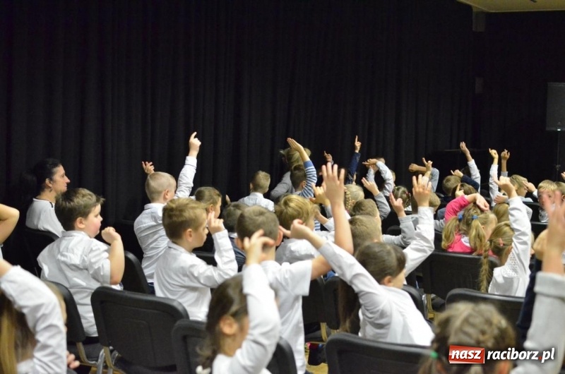 Zdjęcie w galerii na portalu naszraciborz.pl: Od Krakowiaka do Menueta. Lekcje w RCK  wiadomości z regionu