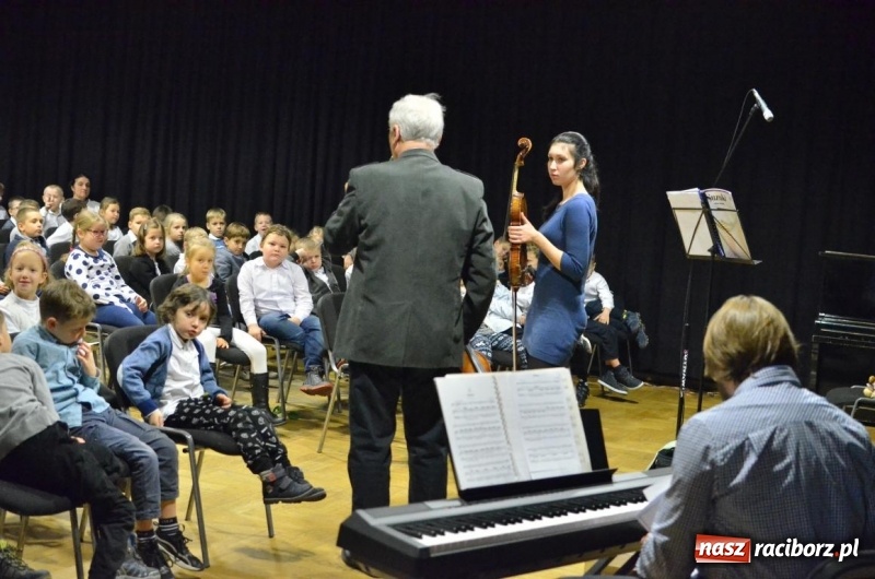 Zdjęcie w galerii na portalu naszraciborz.pl: Od Krakowiaka do Menueta. Lekcje w RCK  wiadomości z regionu