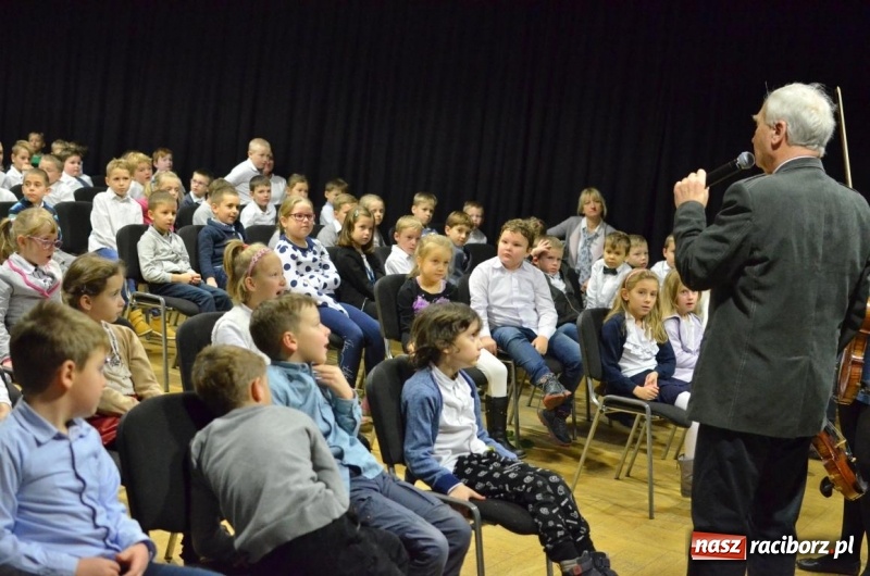 Zdjęcie w galerii na portalu naszraciborz.pl: Od Krakowiaka do Menueta. Lekcje w RCK  wiadomości z regionu