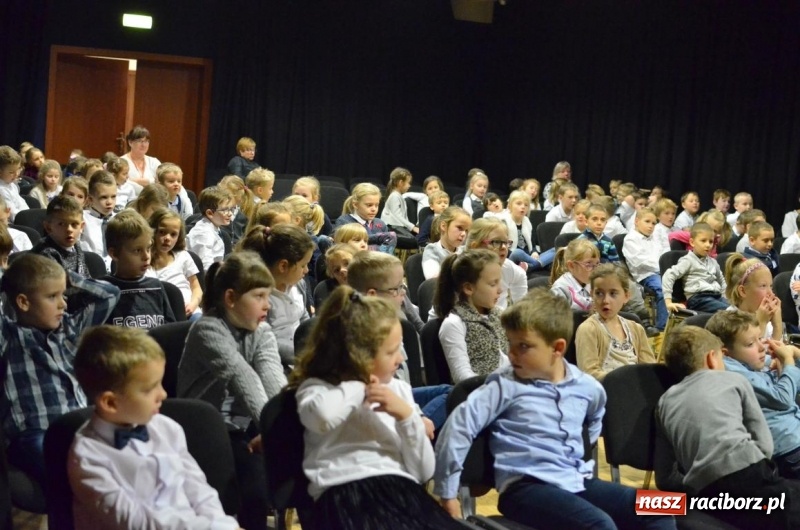 Zdjęcie w galerii na portalu naszraciborz.pl: Od Krakowiaka do Menueta. Lekcje w RCK  wiadomości z regionu