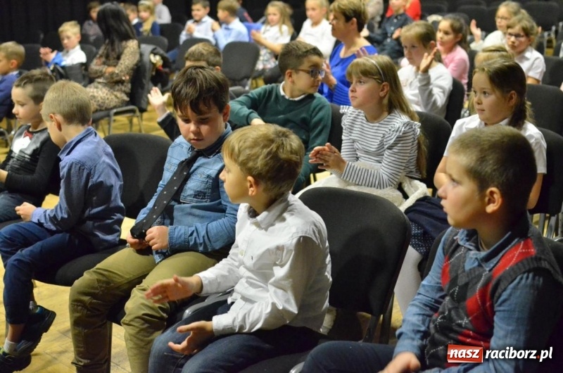 Zdjęcie w galerii na portalu naszraciborz.pl: Od Krakowiaka do Menueta. Lekcje w RCK  wiadomości z regionu