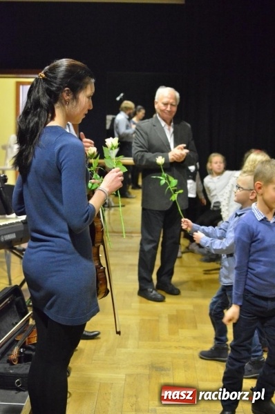 Zdjęcie w galerii na portalu naszraciborz.pl: Od Krakowiaka do Menueta. Lekcje w RCK  wiadomości z regionu