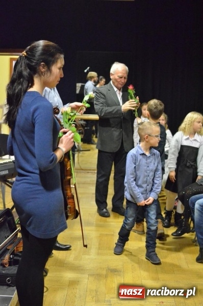 Zdjęcie w galerii na portalu naszraciborz.pl: Od Krakowiaka do Menueta. Lekcje w RCK  wiadomości z regionu