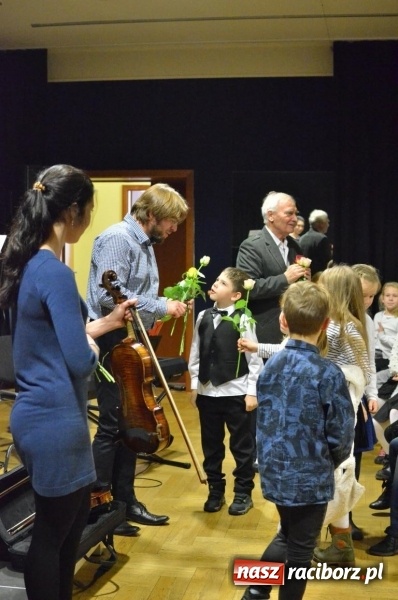 Zdjęcie w galerii na portalu naszraciborz.pl: Od Krakowiaka do Menueta. Lekcje w RCK  wiadomości z regionu