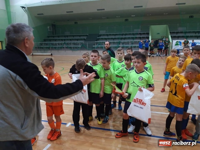 Zdjęcie w galerii na portalu naszraciborz.pl: Orliki Tworkowa zwyciężyły w Turnieju Mikołajkowym w Raciborzu wiadomości z regionu