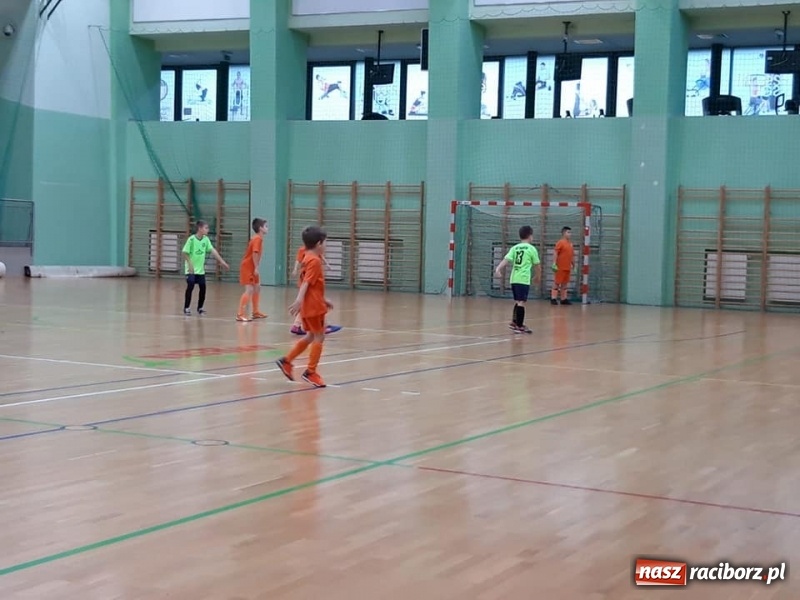 Zdjęcie w galerii na portalu naszraciborz.pl: Orliki Tworkowa zwyciężyły w Turnieju Mikołajkowym w Raciborzu wiadomości z regionu