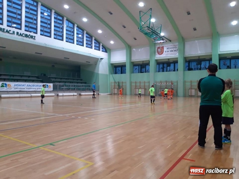 Zdjęcie w galerii na portalu naszraciborz.pl: Orliki Tworkowa zwyciężyły w Turnieju Mikołajkowym w Raciborzu wiadomości z regionu