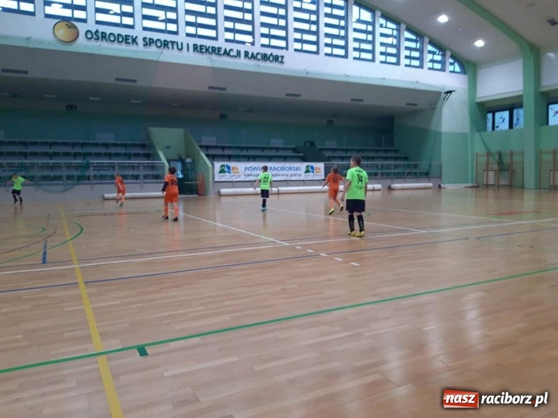 Zdjęcie w galerii na portalu naszraciborz.pl: Orliki Tworkowa zwyciężyły w Turnieju Mikołajkowym w Raciborzu wiadomości z regionu