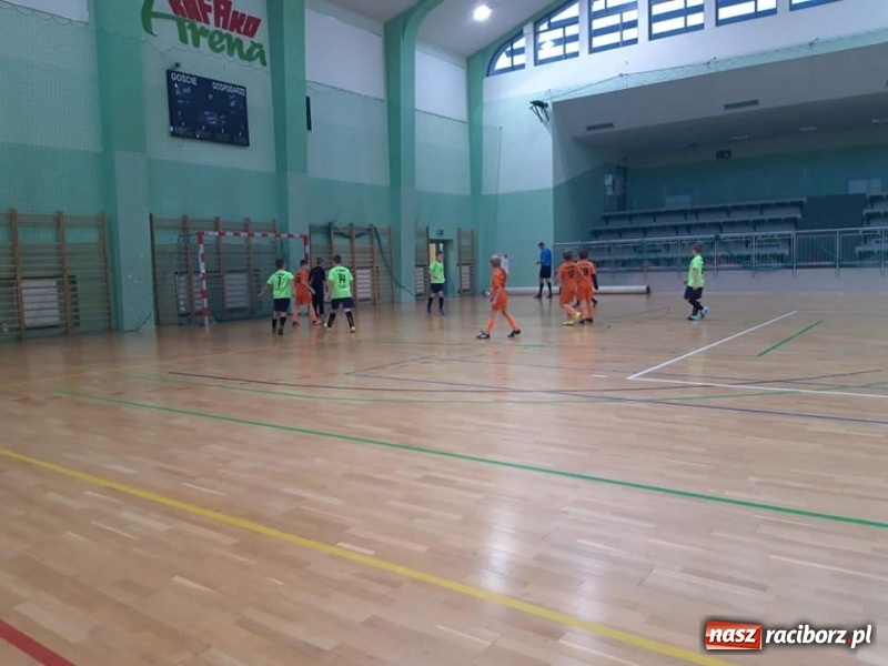 Zdjęcie w galerii na portalu naszraciborz.pl: Orliki Tworkowa zwyciężyły w Turnieju Mikołajkowym w Raciborzu wiadomości z regionu