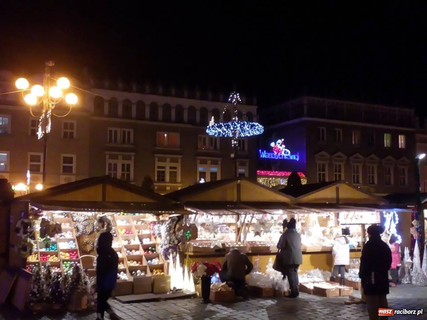 Zdjęcie w galerii na portalu naszraciborz.pl: Kawa od wiceprezydenta na początek jarmarku wiadomości z regionu