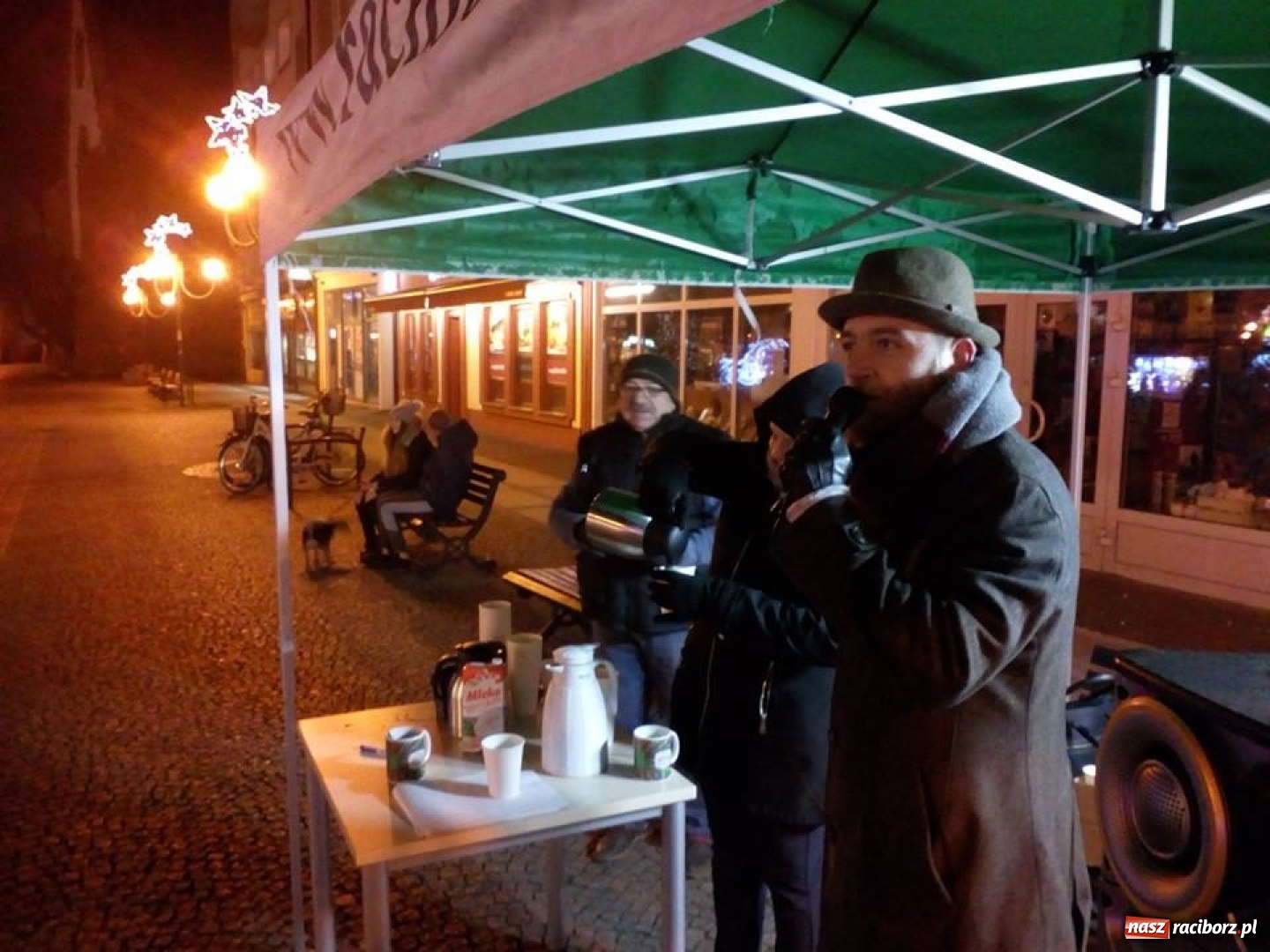 Zdjęcie w galerii na portalu naszraciborz.pl: Kawa od wiceprezydenta na początek jarmarku wiadomości z regionu