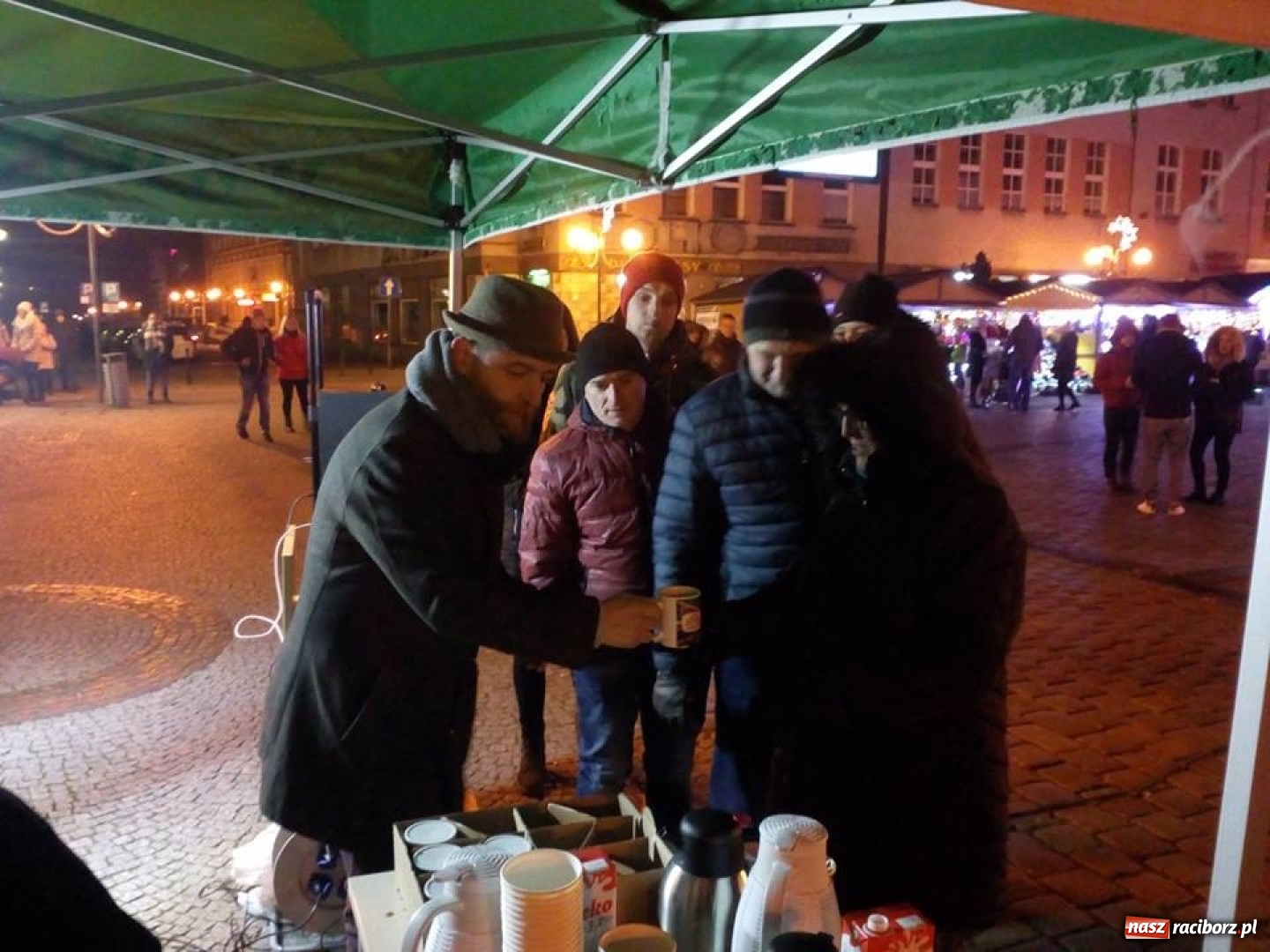 Zdjęcie w galerii na portalu naszraciborz.pl: Kawa od wiceprezydenta na początek jarmarku wiadomości z regionu