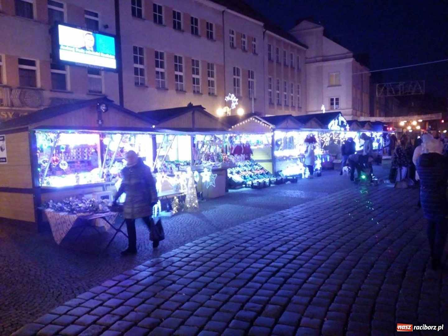 Zdjęcie w galerii na portalu naszraciborz.pl: Kawa od wiceprezydenta na początek jarmarku wiadomości z regionu