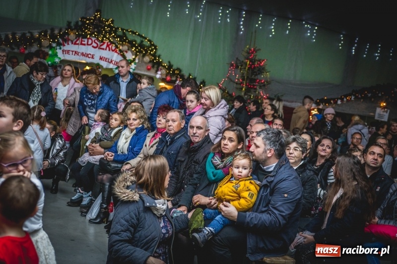 Zdjęcie w galerii na portalu naszraciborz.pl: Bożonarodzeniowy kiermasz w Pietrowicach Wielkich FOTO i WIDEO  wiadomości z regionu