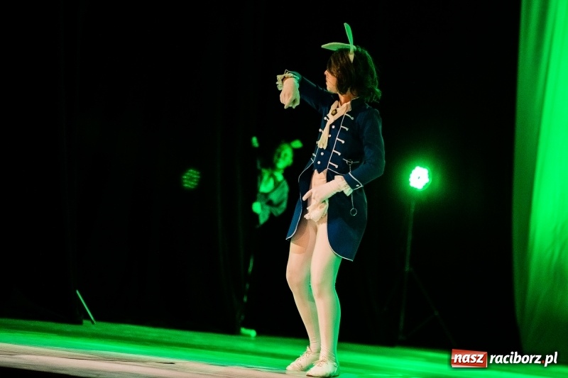 Zdjęcie w galerii na portalu naszraciborz.pl: Po drugiej stronie lustra. Powarsztatowy spektakl finałowy w RCK wiadomości z regionu