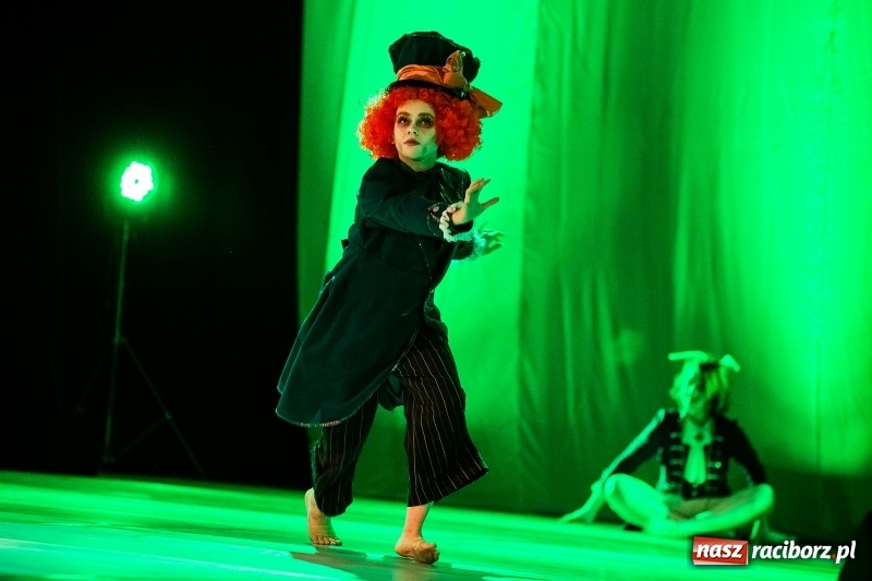 Zdjęcie w galerii na portalu naszraciborz.pl: Po drugiej stronie lustra. Powarsztatowy spektakl finałowy w RCK wiadomości z regionu