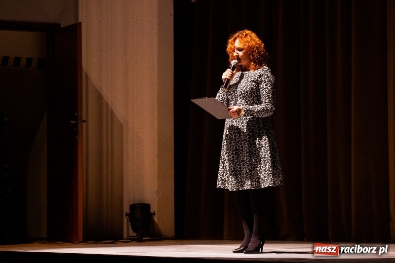 Zdjęcie w galerii na portalu naszraciborz.pl: Po drugiej stronie lustra. Powarsztatowy spektakl finałowy w RCK wiadomości z regionu