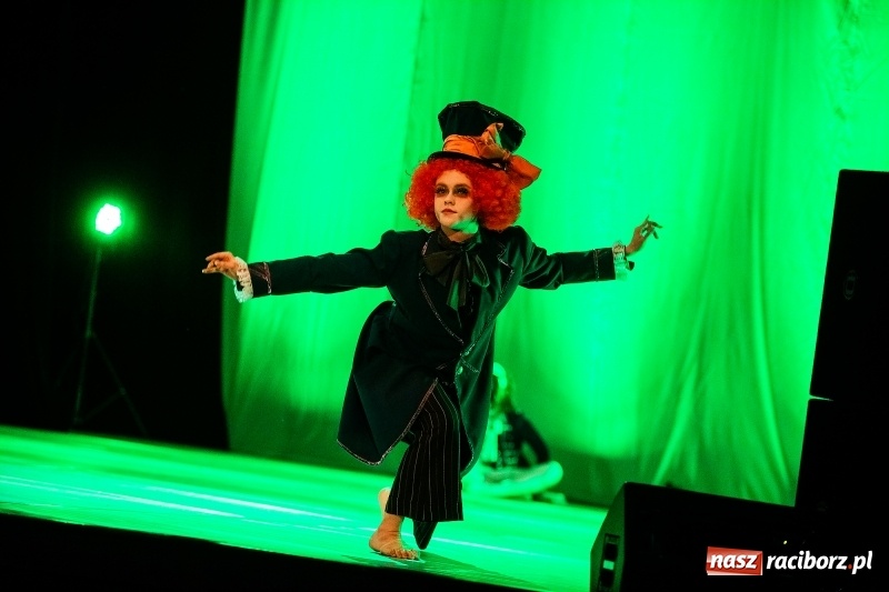 Zdjęcie w galerii na portalu naszraciborz.pl: Po drugiej stronie lustra. Powarsztatowy spektakl finałowy w RCK wiadomości z regionu