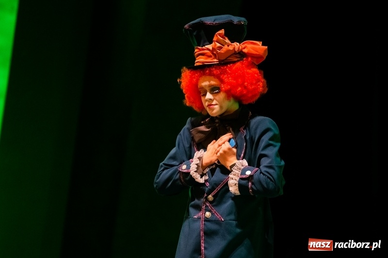 Zdjęcie w galerii na portalu naszraciborz.pl: Po drugiej stronie lustra. Powarsztatowy spektakl finałowy w RCK wiadomości z regionu