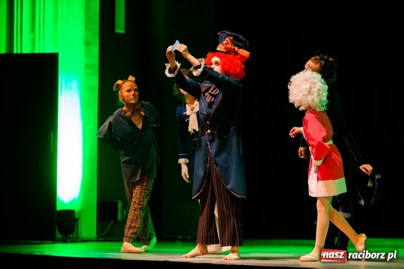Zdjęcie w galerii na portalu naszraciborz.pl: Po drugiej stronie lustra. Powarsztatowy spektakl finałowy w RCK wiadomości z regionu