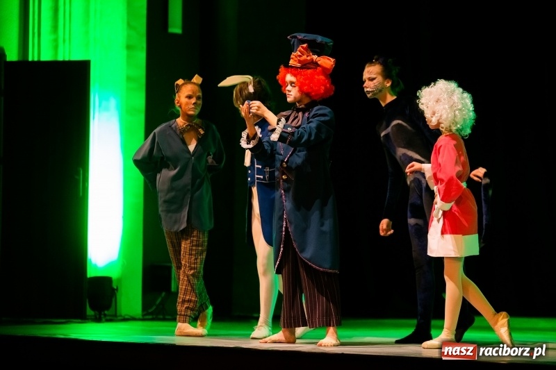 Zdjęcie w galerii na portalu naszraciborz.pl: Po drugiej stronie lustra. Powarsztatowy spektakl finałowy w RCK wiadomości z regionu