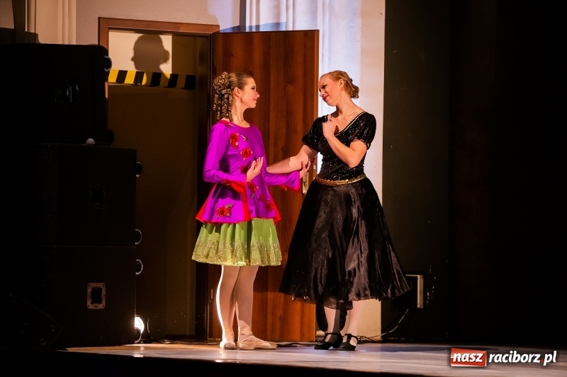 Zdjęcie w galerii na portalu naszraciborz.pl: Po drugiej stronie lustra. Powarsztatowy spektakl finałowy w RCK wiadomości z regionu