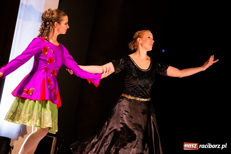 Zdjęcie w galerii na portalu naszraciborz.pl: Po drugiej stronie lustra. Powarsztatowy spektakl finałowy w RCK wiadomości z regionu