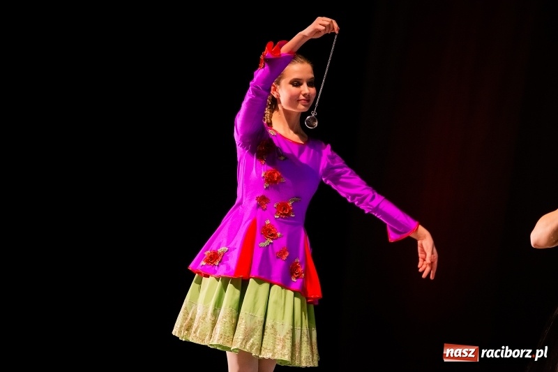Zdjęcie w galerii na portalu naszraciborz.pl: Po drugiej stronie lustra. Powarsztatowy spektakl finałowy w RCK wiadomości z regionu