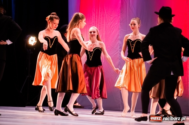 Zdjęcie w galerii na portalu naszraciborz.pl: Po drugiej stronie lustra. Powarsztatowy spektakl finałowy w RCK wiadomości z regionu