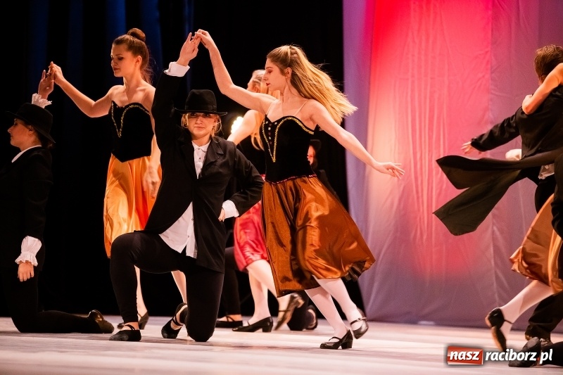 Zdjęcie w galerii na portalu naszraciborz.pl: Po drugiej stronie lustra. Powarsztatowy spektakl finałowy w RCK wiadomości z regionu