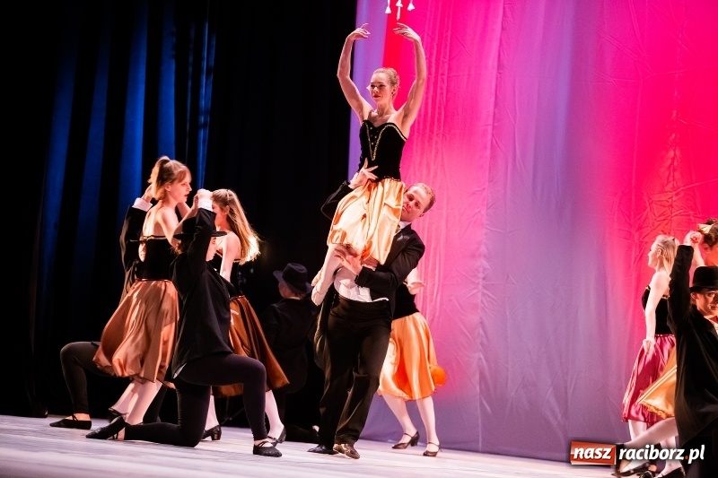 Zdjęcie w galerii na portalu naszraciborz.pl: Po drugiej stronie lustra. Powarsztatowy spektakl finałowy w RCK wiadomości z regionu