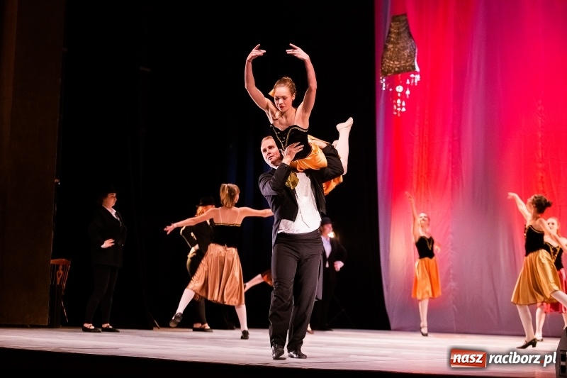 Zdjęcie w galerii na portalu naszraciborz.pl: Po drugiej stronie lustra. Powarsztatowy spektakl finałowy w RCK wiadomości z regionu