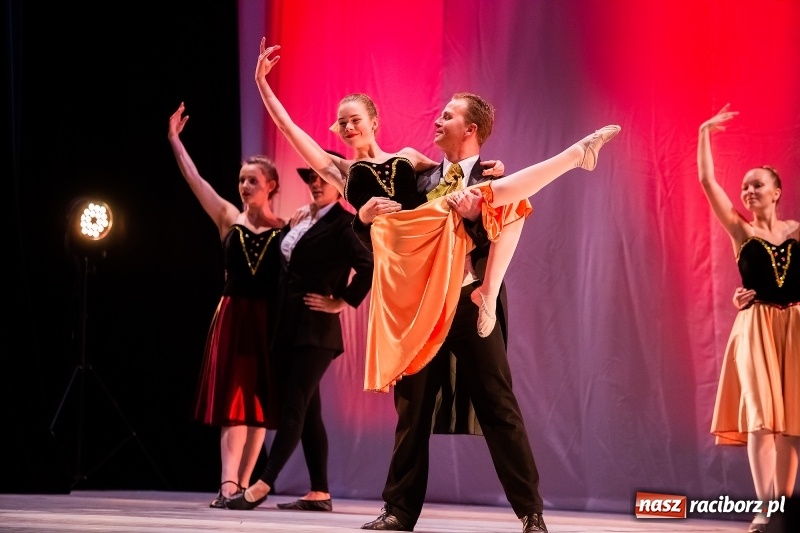 Zdjęcie w galerii na portalu naszraciborz.pl: Po drugiej stronie lustra. Powarsztatowy spektakl finałowy w RCK wiadomości z regionu
