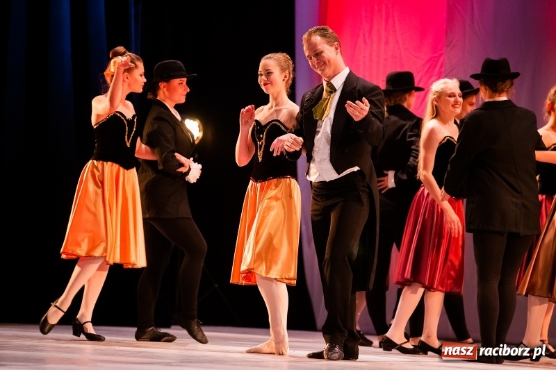 Zdjęcie w galerii na portalu naszraciborz.pl: Po drugiej stronie lustra. Powarsztatowy spektakl finałowy w RCK wiadomości z regionu